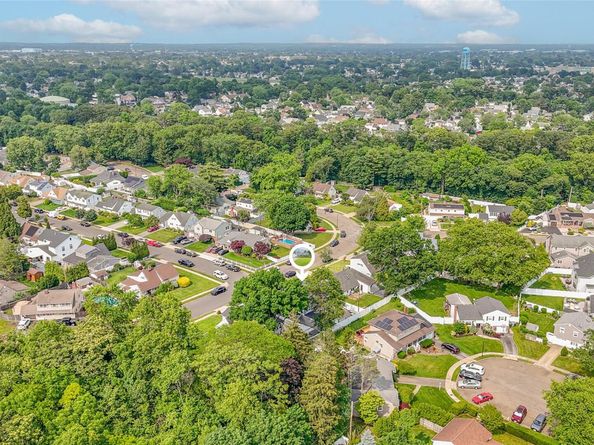 86 S Cabot Lane, Westbury NY 11590