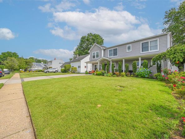 86 S Cabot Lane, Westbury NY 11590