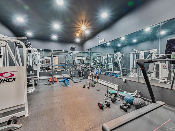 86 S Cabot Lane, Westbury NY 11590