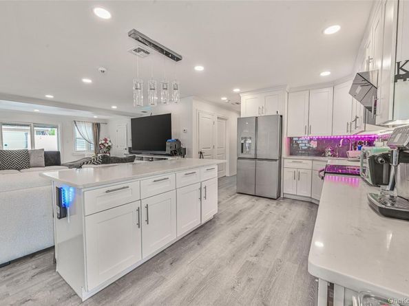 86 S Cabot Lane, Westbury NY 11590