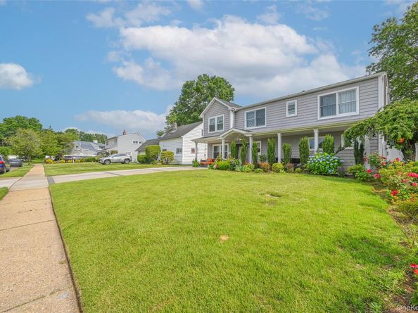 86 S Cabot Lane, Westbury NY 11590