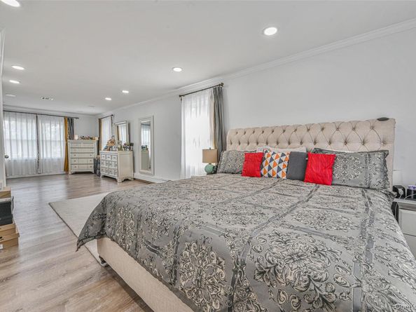 86 S Cabot Lane, Westbury NY 11590