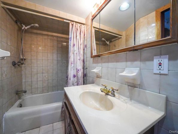 60-51 71st Street, Maspeth NY 11378