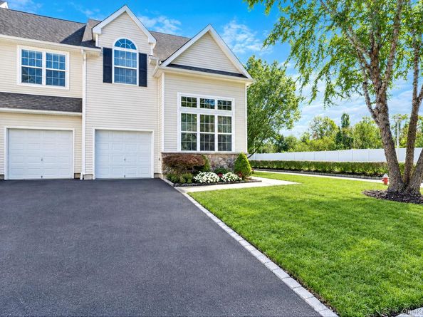 1 Grand Canyon Court, Bohemia NY 11716