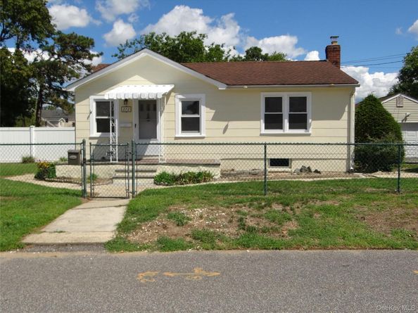272 12th Avenue, West Babylon NY 11704