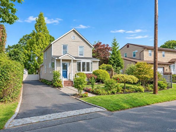 16 Grove Street, Lindenhurst NY 11757