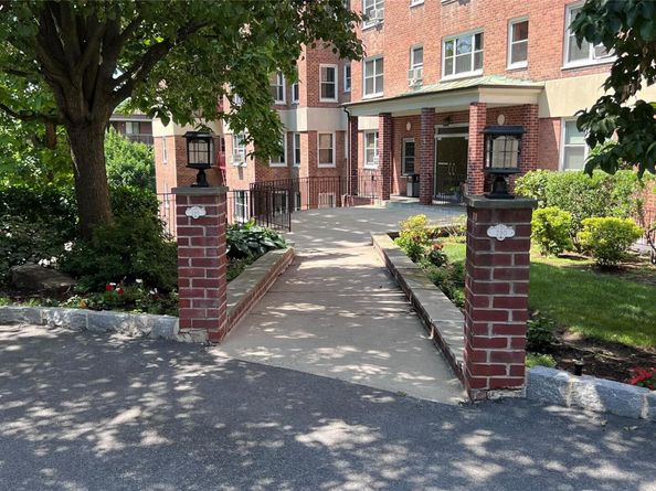 290 Collins Avenue 8E, Fleetwood NY 10552