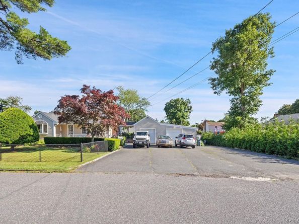 4 Roosevelt Street, Brentwood NY 11717