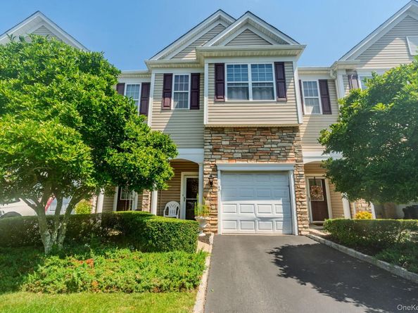 43 Torrey Pine Lane 82, Bay Shore NY 11706