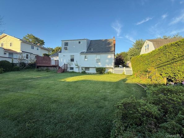 129 Greenway W, New Hyde Park NY 11040