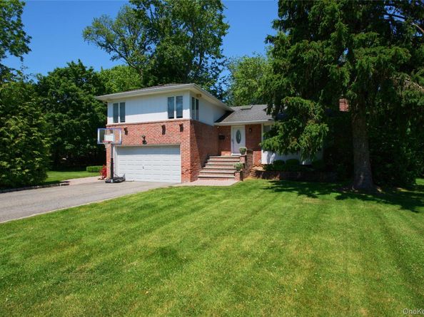 16 Cherrywood Lane, Flower Hill NY 11050