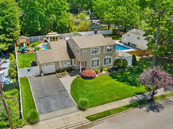 939 Manor Lane, Bay Shore NY 11706
