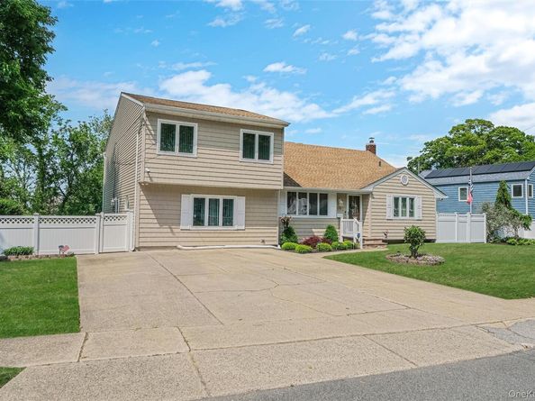 59 Maybrook Road, North Babylon NY 11703