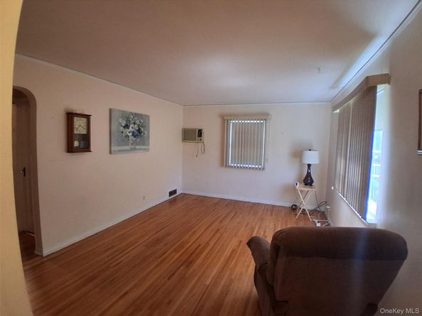 76-37 271st Street, New Hyde Park NY 11040