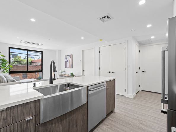 46-40 Vernon Boulevard 2A, Queens NY 11101