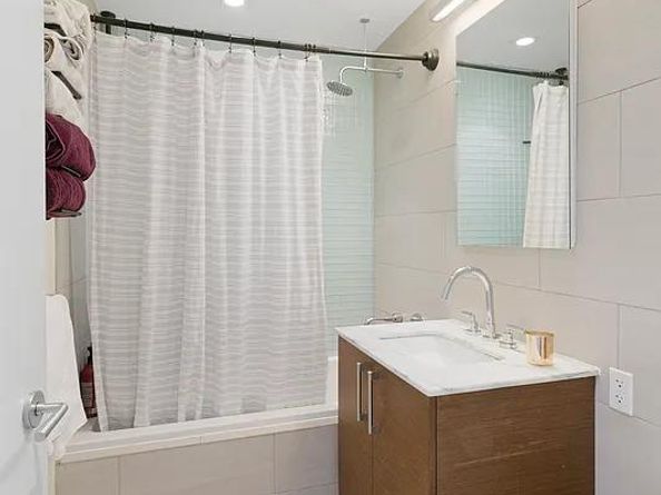 21-45 44th Drive 6B, Queens NY 11101