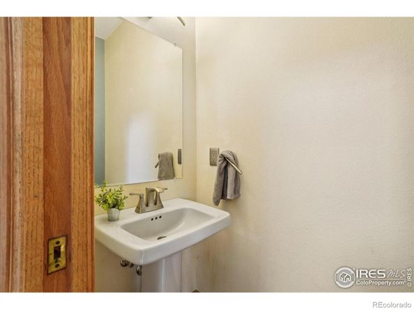 8009 James Court, Niwot CO 80503