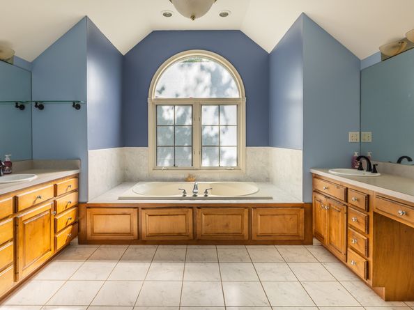 10 Mayflower Lane, Shelton CT 06484