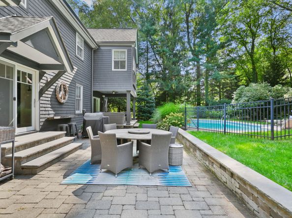 52 Putnam Road, New Canaan CT 06840