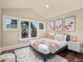 10021 NE 16th Place, Bellevue WA 98004