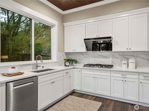 10021 NE 16th Place, Bellevue WA 98004