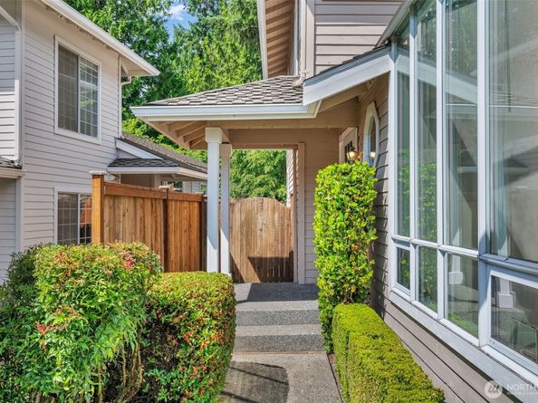 2016 Mill Pointe Drive SE, Mill Creek WA 98012