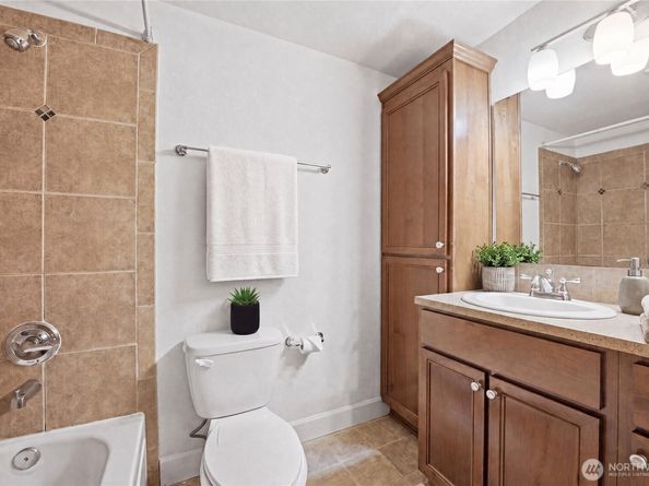 300 N 130th Street 2303, Seattle WA 98133