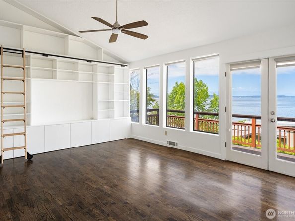 2364 Hobart Avenue SW, Seattle WA 98116