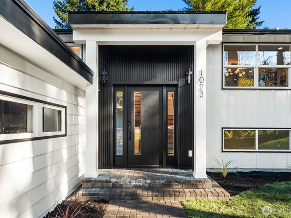 1023 109th Avenue SE, Bellevue WA 98004