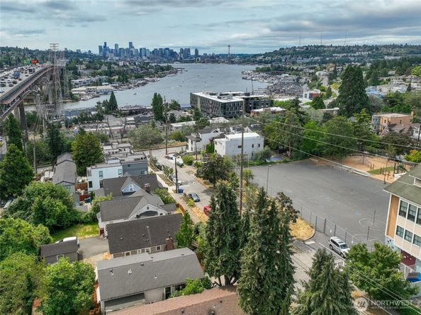 4042 5th Avenue NE, Seattle WA 98105
