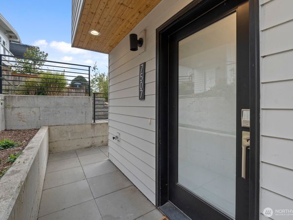 7507 Latona Avenue NE, Seattle WA 98115