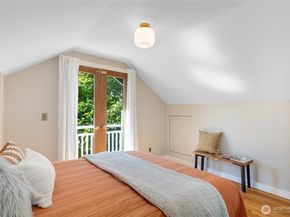 3929 Ashworth Avenue N, Seattle WA 98103