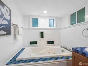 3929 Ashworth Avenue N, Seattle WA 98103
