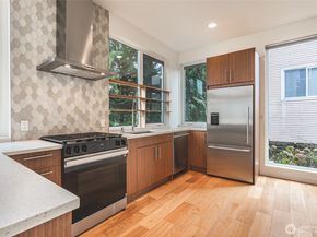 612 N 45th Street C, Seattle WA 98103