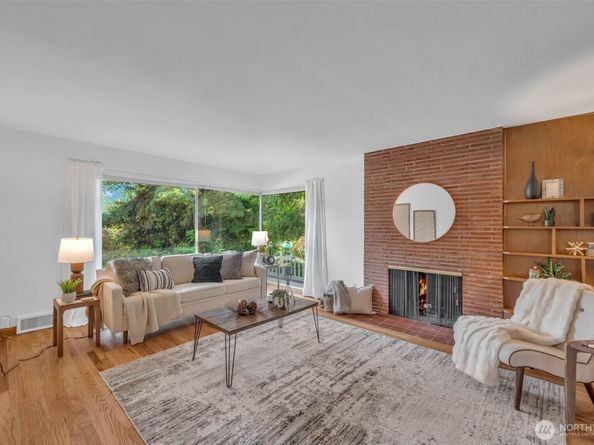 5711 38th Avenue NE, Seattle WA 98105