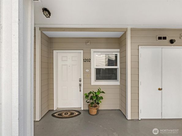 1318 37th Street 1202, Everett WA 98201