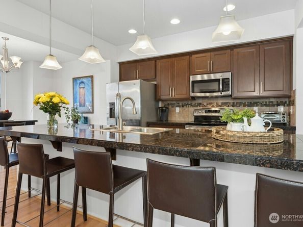 10372 156th Place NE 101, Redmond WA 98052