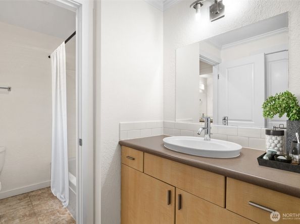 11801 100th Avenue NE A102, Kirkland WA 98034