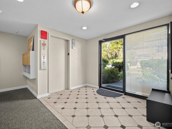 1964 26th Avenue W 102, Seattle WA 98199