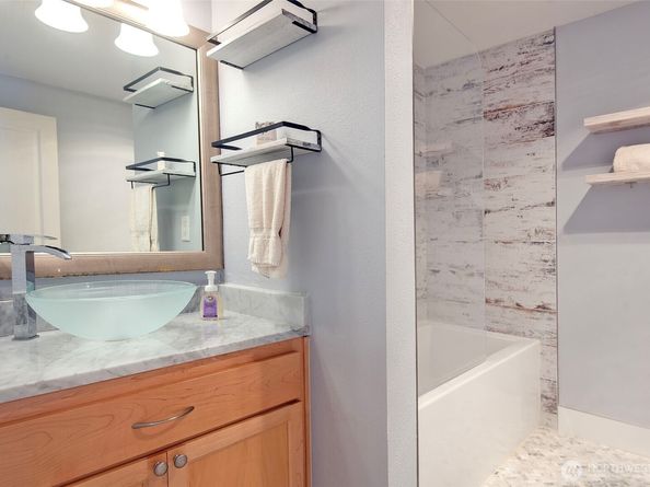 301 W Raye Street 105, Seattle WA 98119