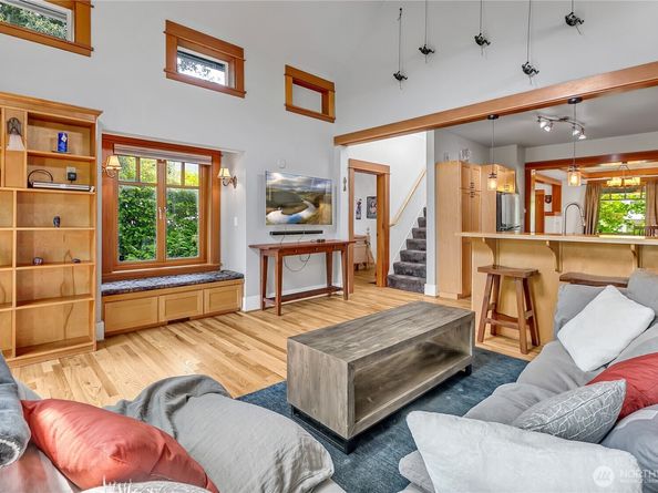 4222 Latona Avenue NE, Seattle WA 98105