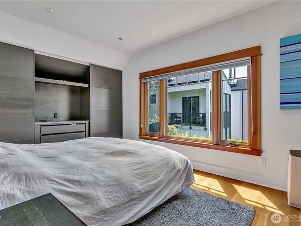 4222 Latona Avenue NE, Seattle WA 98105