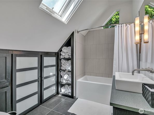 4222 Latona Avenue NE, Seattle WA 98105