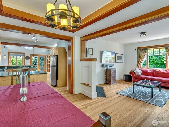4222 Latona Avenue NE, Seattle WA 98105
