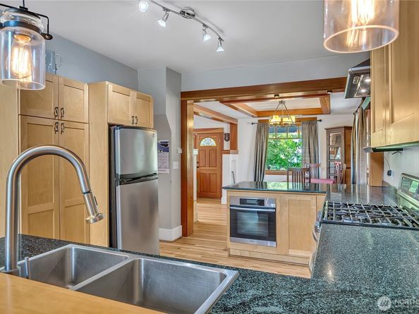 4222 Latona Avenue NE, Seattle WA 98105