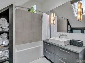 4222 Latona Avenue NE, Seattle WA 98105