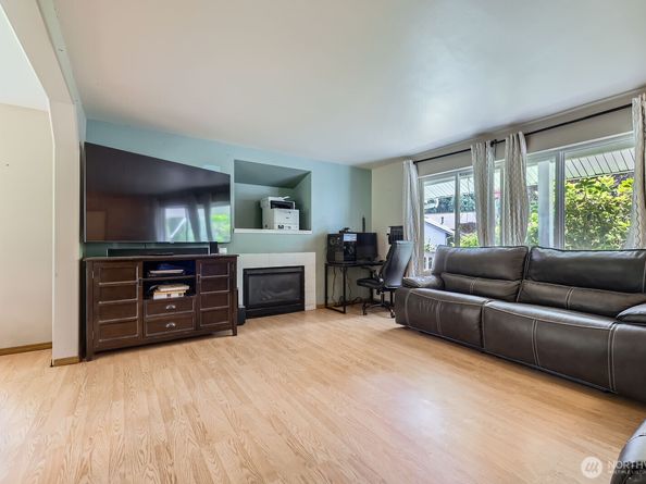 9806 6th Place SE, Lake Stevens WA 98258