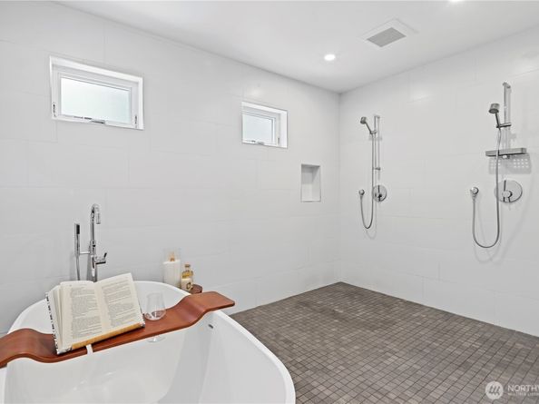 6304 Lakeview Drive, Kirkland WA 98033