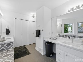 2000 Village Green Drive 16, Mill Creek WA 98012