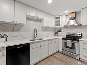 12716 NE 120th Street H7, Kirkland WA 98034